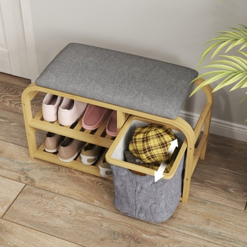 Banco-zapatero de bambú con asiento acolchado y acabado en madera natural.