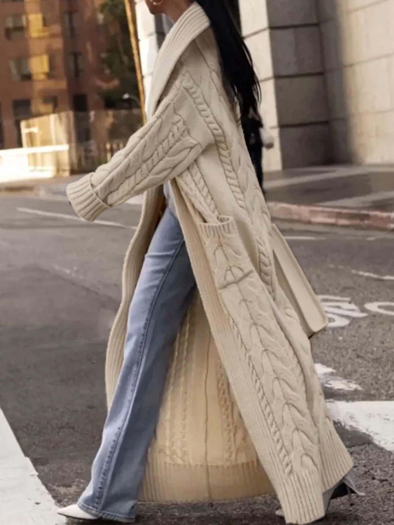 Chaqueta tipo cárdigan larga de color liso, confeccionada con grueso tejido de cáñamo, con grandes solapas y estampado de flores.