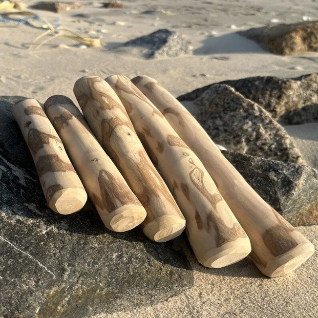 Juguete masticable para perros hecho de madera de café natural