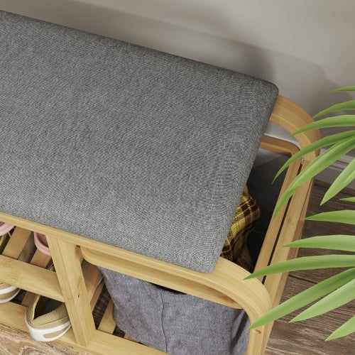Banco-zapatero de bambú con asiento acolchado y acabado en madera natural.